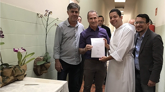 Assinatura do contrato para execução da obra de reforma da ala feminina da Santa Casa de Adamantina (Foto: Siga Mais).