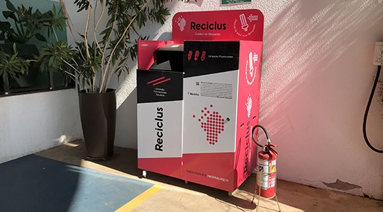 Lâmpadas inservíveis podem ser depositadas no dispositivo coletor instalado no Auto Posto Cocipa (Foto: Siga Mais).