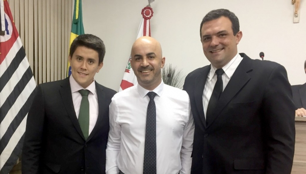 Vereadores Alcio Ikeda, Acácio Rocha e Eder Ruete, autores da medida que disciplina a concessão de títulos de cidadania em períodos eleitorais (Foto: Siga Mais).