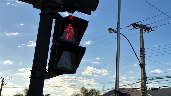 Presença de crianças e adolescentes comercializando balas em semáforos cresceu em Adamantina, apontam os órgãos de proteção (Foto: Siga Mais).