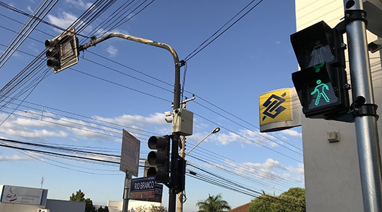 Tempo para pedestre foi incluído nos semáforos dos cruzamentos da Avenida Antonio Tiveron com a Alameda das Margaridas e da Avenida Rio Branco com a Avenida Adhemar de Barros (Foto: Siga Mais).