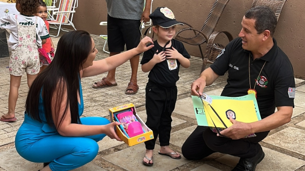 A pequena Elis, sua mãe e o delegado seccional da Polícia Civil de Adamantina, Carlos Vasconcelos (Siga Mais).