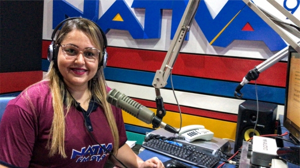 Cleide Tinetti apresenta o Manhã Nativa, de segunda a sexta, das 8h às 11h, na Nativa FM de Adamantina (Foto: Siga Mais).