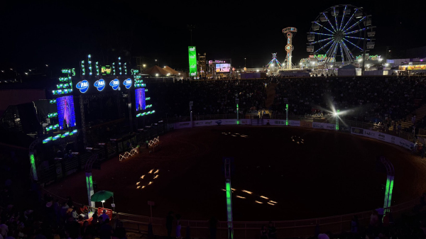 Arena do recinto poliesportivo e palco de shows (Siga Mais).