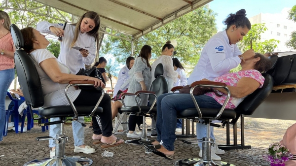 Diferentes serviços foram oferecidos pela UniFAI na Praça Élio Micheloni, centro de Adamantina, neste Dia Internacional da Mulher (Imagem: Siga Mais).