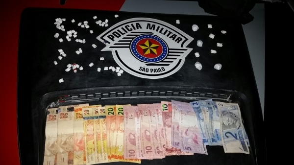 Mãe e filho foram presos por tráfico de drogas, e mais de 70 pedras de crack, maconha e dinheiro foram apreendidos (Foto: Cedida/Polícia Militar).