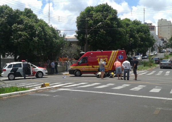 Mulher pilotava moto e teve ferimentos leves, e foi evada pelos Bombeiros ao Pronto-Socorro (Foto: Cedida).