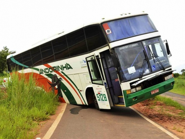 Ônibus ficou preso na alça de acesso da Rodovia Assis Chateaubriand (Foto: Cristiano Nascimento/Cedida)