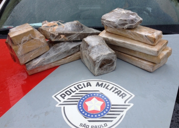 Droga era trazida de Brasilândia (MS) por adolescente e seria entregue a outras pessoas na rodoviária de Dracena (Foto: Cedida/Polícia Militar).