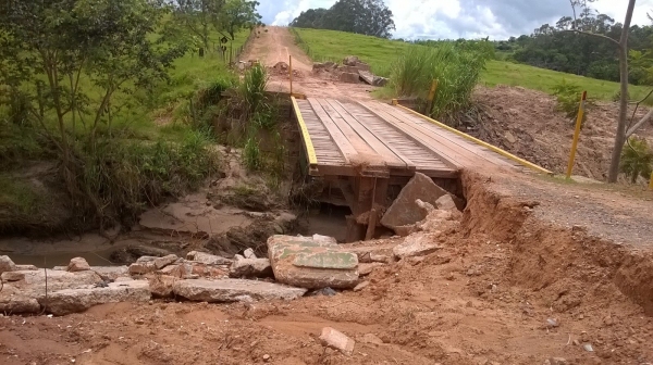 Ponte próxima ao Colégio Agrícola segue sem recuperação e prefeitura vai aguardar  que chuvas cessem para realizar obras no local (Foto: Cedida).