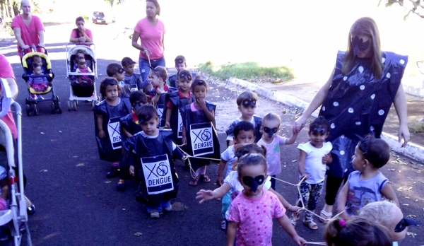 Crianças da EMEI Monteiro Lobato vão às ruas contra a dengue, acompanhados pelas educadoras (Foto: Cedida).