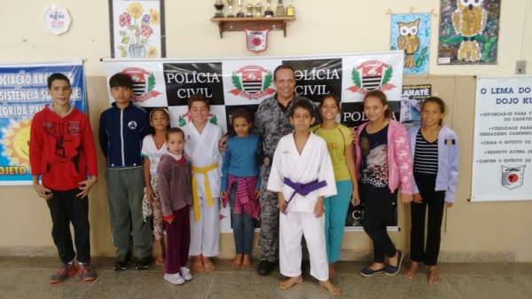 Polícia Civil realiza palestra em Flórida Paulista, em atividade foi dirigida a crianças e adolescentes (Foto: Deinter 8/Cedida).