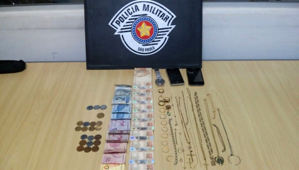 Objetos recuperados pela Polícia Militar já foram devolvidos à vítima (Foto: Polícia Militar/Cedida).