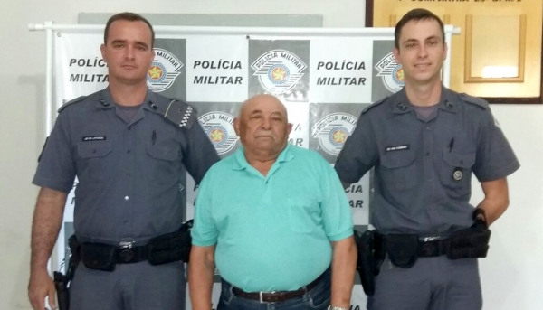 Homem levou mais de 200 picadas de abelhas e ação da Polícia Militar foi determinante para salvá-lo. Na foto, o idoso e os dois policiais militares que prestaram socorro (Foto: Cedida/Polícia Militar).
