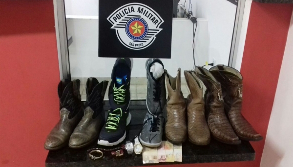 Materiais furtados de república foram recuperados pela PolÃcia Militar, que prendeu os dois autores do furto, em flagrante (Foto: Cedida/PolÃcia Militar).