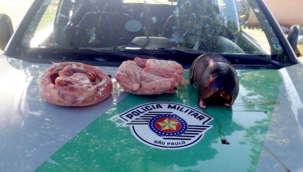 Proprietário da carne de animais silvestres foi autuado por crime ambiental. (Foto: Policia Ambiental)