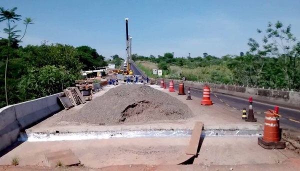 Obras ganham novo ritmo na ponte sobre o Rio do Peixe, na SP-425 (Foto: Valdemir Anselmo).