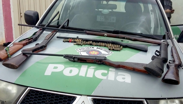Armas foram apreendidas pela Polícia Ambiental em operações na região (Foto: Cedida/Polícia Ambiental).