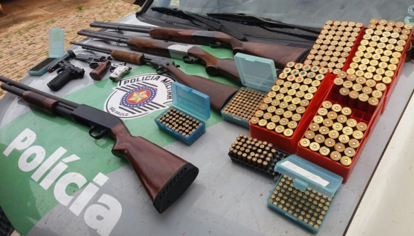 Arsenal, com armas e munições, foi apreendido pela Polícia Ambiental em Flórida Paulista (Foto: Cedida/Polícia Ambiental).