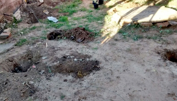 Maconha e cocaína estavam enterradas em quintal de uma casa, em Pacaembu (Foto: Cedida/Deinter 8).