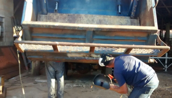 Reparos em caminhão compactador de lixo custariam R$ 8 mil (Foto: Assessoria de Imprensa).