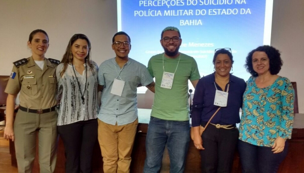 Professora Ana Vitória Salimon Carlos dos Santos (última, à direita) realizou palestra e ministrou minicurso na Universidade Federal da Bahia (Foto: Cedida).