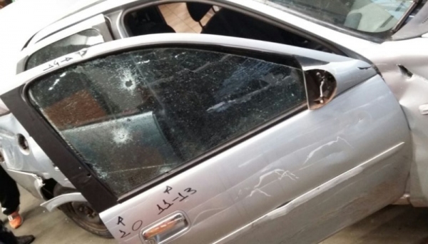 Rapaz, de aproximadamente 20 anos, invadiu o mercado com o carro, quebrando as portas de vidro (Foto: Reprodução/Internet).
