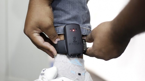 Lançado edital para contratar o monitoramento de 1.000 tornozeleiras eletrônicas que serão colocadas em agressores de mulheres, por determinação do Poder Judiciário (Akira Onuma/Fotos Públicas).