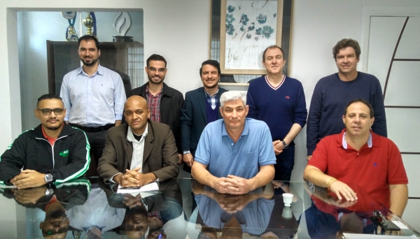 Diretoria da UniFAI (em pé) e a diretoria da Santa Casa de Parapuã (sentados).
