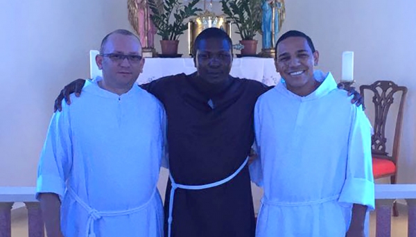 Freis Franciscanos Jacó, Felipe e Tomás, do Lar São Francisco de Assis na Providência de Deus, em Adamantina (Foto: Da Assessoria).