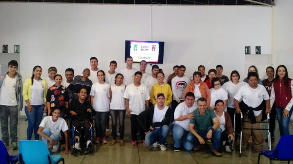 Palestra levou aos alunos da APAE informações sobre separação dos materiais e da coleta seletiva (Foto: Assessoria de Imprensa).