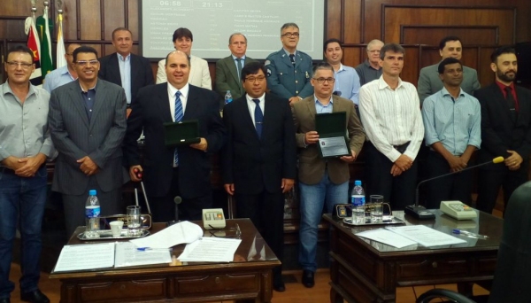 Vice-reitor da UniFAI, Prof. Dr. Fábio Alexandre Guimarães Botteon, e o pró-reitor de Ensino, Prof. Dr. Andrey Borges Teixeira, receberam Moção de Congratulações na Câmara Municipal de Tupã (Foto: Acervo Pessoal).