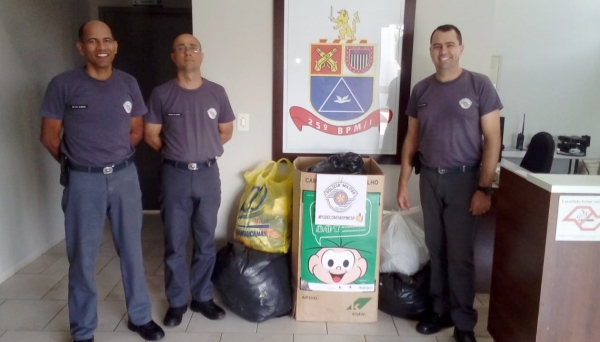 Polícia Militar recebeu doações da comunidade e já repassou os agasalhos ao Fundo Social de Solidariedade (Foto: Cedida/PM).