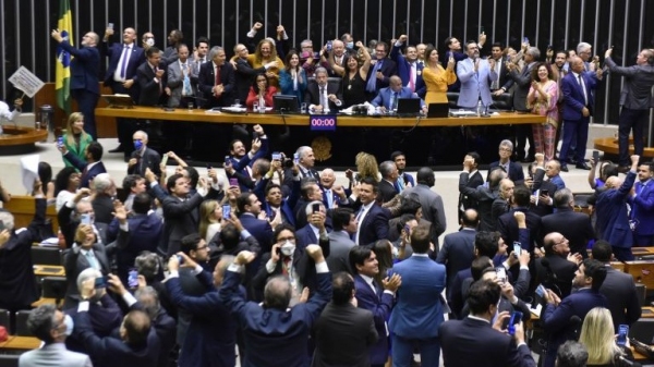 Deputados comemoram a aprovação do piso da enfermagem (Foto: Paulo Sergio/Câmara dos Deputados).