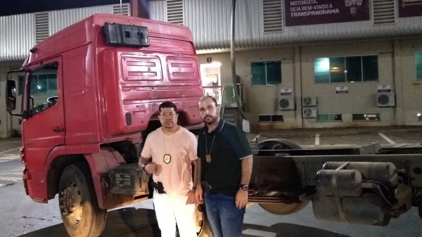Policiais recuperam e apreendem o caminhão que estava escondido no Paraná (Divulgação/PolÃcia Civil).