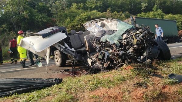 Camionete envolvida no acidente (Foto: Cristiano Nascimento/Jornal Cidade Aberta/Osvaldo Cruz).