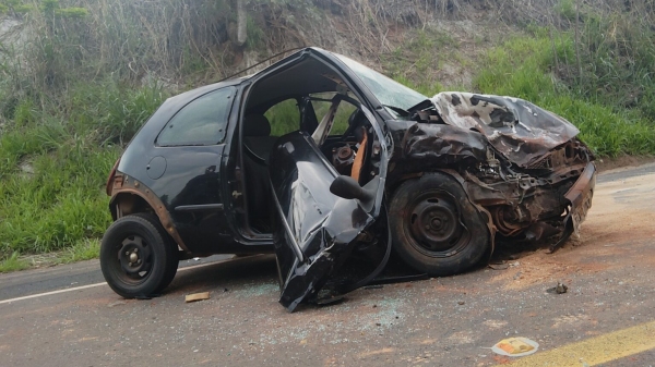 Automóvel Ford Ka que era conduzido pela vítima fatal, morador em Salmourão (Foto: Cristiano Nascimento/Jornal Cidade Aberta/Osvaldo Cruz).