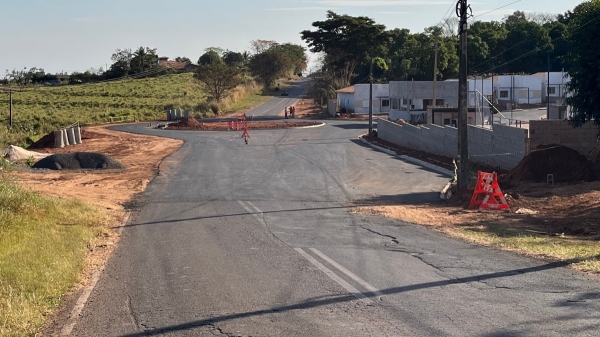 Nova rotatória na estrada José Bocardi (Imagem: Siga Mais).