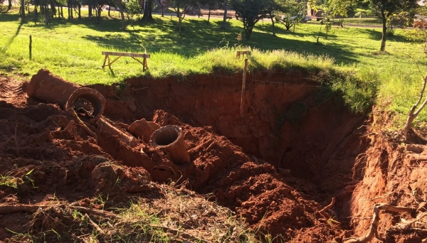 Crateras surgem em novo ponto do Parque dos Pioneiros, nas proximidades dos sanitários públicos (Foto: Siga Mais).
