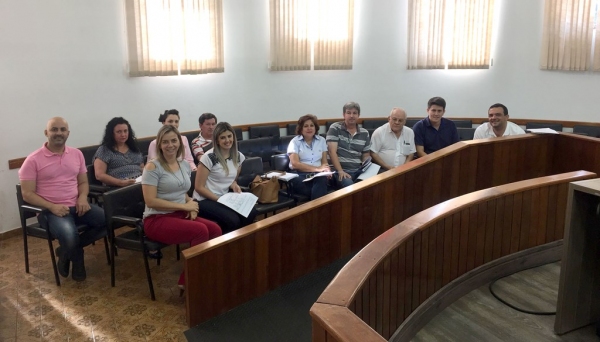 Área técnica da Prefeitura e vereadores na audiência pública. População não compareceu (Foto: Paulo Henrique de Brito).