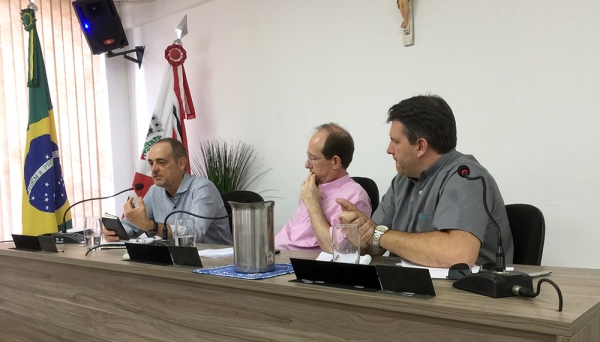 Presidente da Câmara Municipal, Eduardo Fiorillo (ao centro), com o diretor-presidente da empresa, Gabriel Alves Pereira Júnior, e o gerente de serviços comerciais da Energisa Sul-Sudeste, Dalessandro Luis Mafei (Foto: Siga Mais).