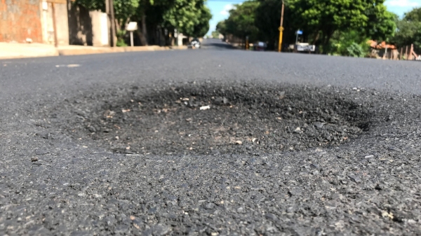 Poço de visita (PV) na Avenida Rio Branco, altura do Jardim Adamantina, em trecho recém recapeado (Foto: Siga Mais).
