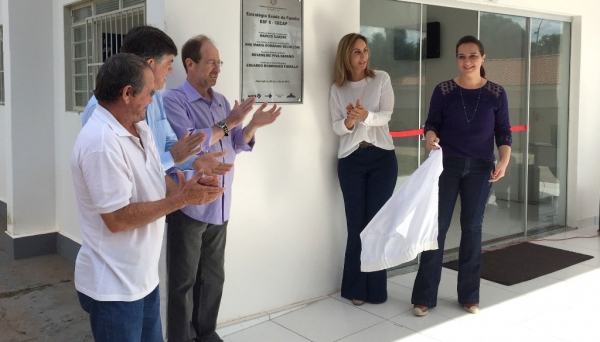 Autoridades municipais e o presidente da Associação de Moradores da Cecap descerraram placa inaugural (Foto: Siga Mais).
