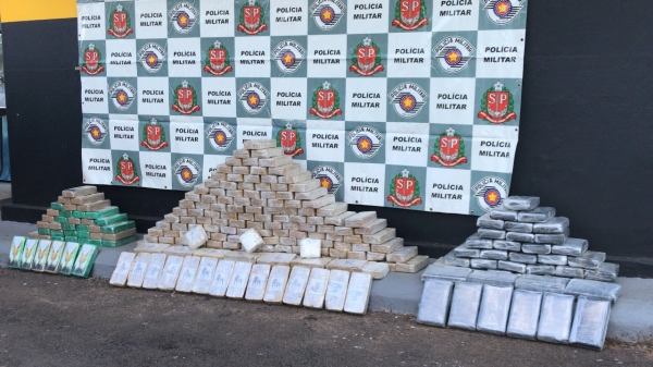 Tijolos com pasta base de cocaÃna apreendidos pela PM Rodoviária em Adamantina (Foto: Siga Mais).
