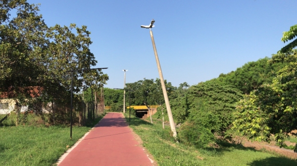 No Parque do Caldeira, poste apresenta inclinação e ameaça cair (Foto: Siga Mais).