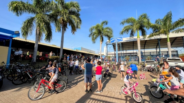 Passeio ciclístico do Dia dos Pais reuniu a família na manhã deste sábado (12) na Escola Cristã (Imagem: Siga Mais).