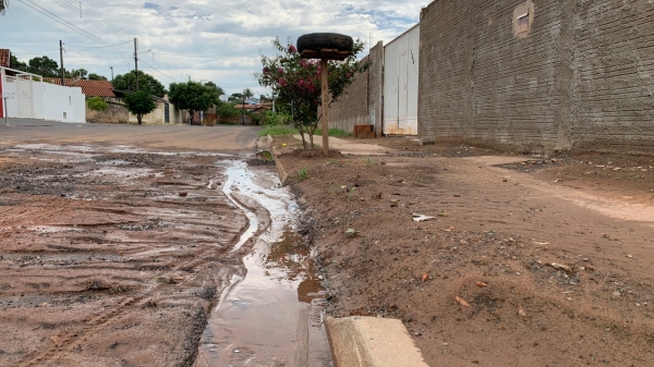 Acúmulo de materiais a cada nova chuva, depositado na rua, guia e calçada (Foto: Siga Mais).