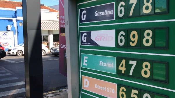 Em um posto no centro de Adamantina na manhã deste sábado, painel mostra duas casas decimais depois da vírgula, em atendimento à normatização da ANP (Foto: Siga Mais).