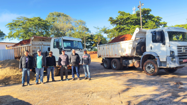 Representantes da Clinica PAI Nosso Lar e da Construtora Ricci na primeira entrega de terras na obra (Siga Mais).