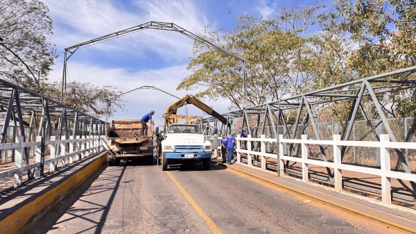 Etapa de retirada das placas da passarela, semana passada  (Siga Mais).